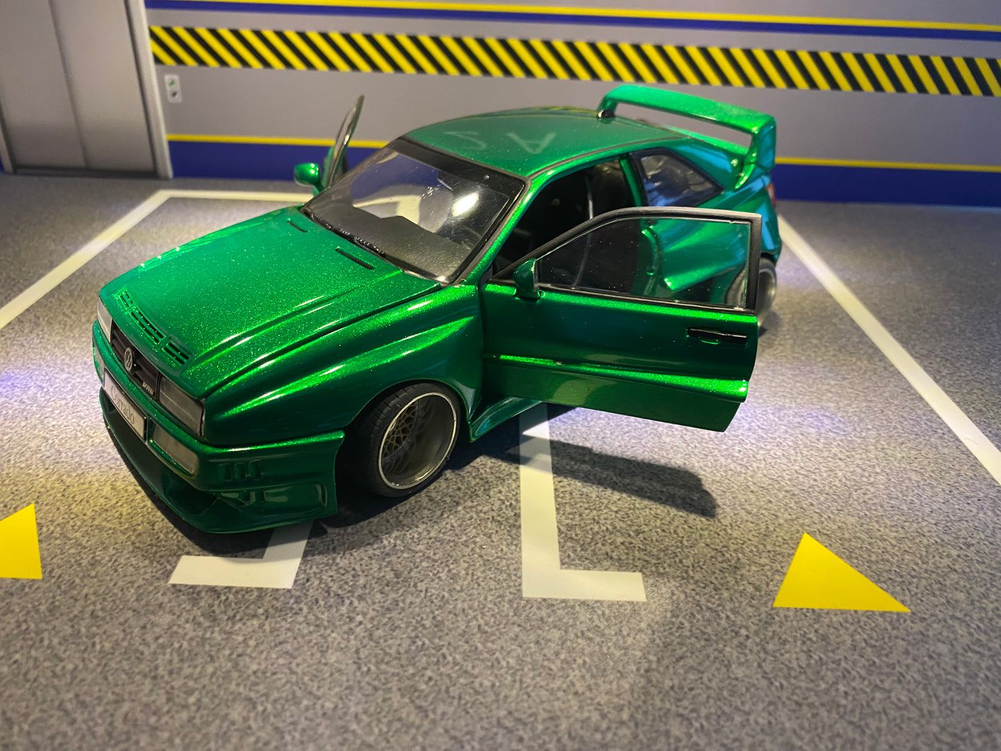 VW Corrado VR6 Rieger Breitbau mit Alufelgen "Candy Green" Tuning Umbau 1:18