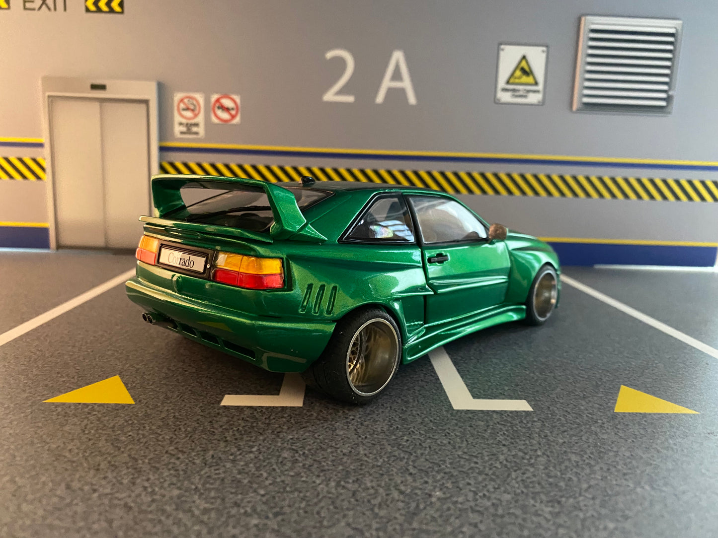 VW Corrado VR6 Rieger Breitbau mit Alufelgen "Candy Green" Tuning Umbau 1:18