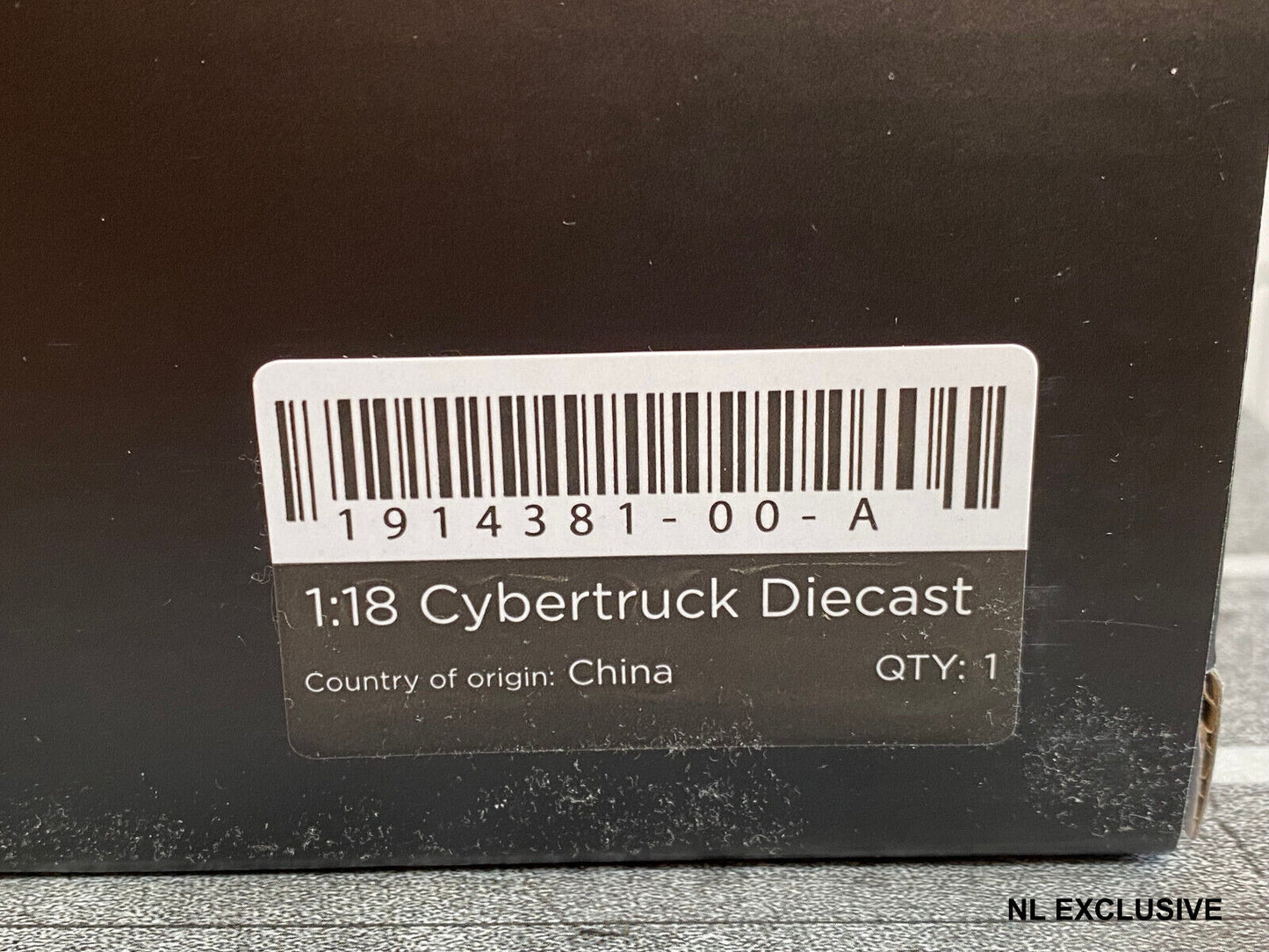 TESLA CYBERTRUCK + "DOG MODE" FIGURE ("HUNDE MODUS" FIGUR) NEU IN OVP NEW 1:18