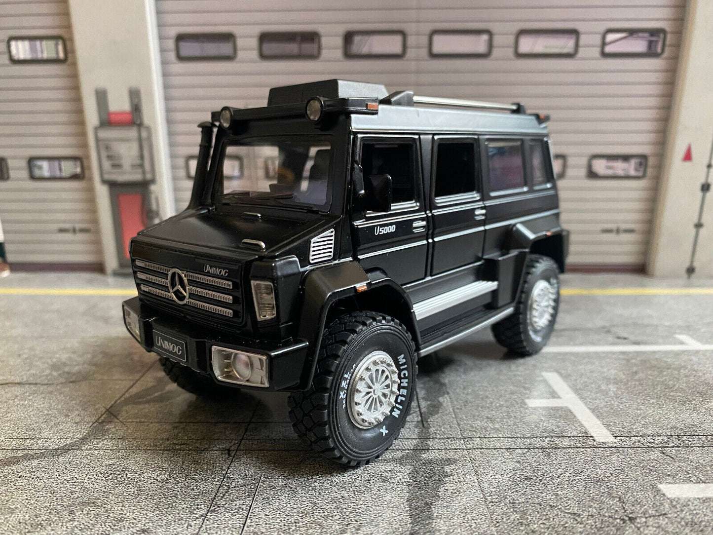 Mercedes Benz Unimog U5000 2012 U 5000 alles zu öffnen Metall Licht & Sound 1:24