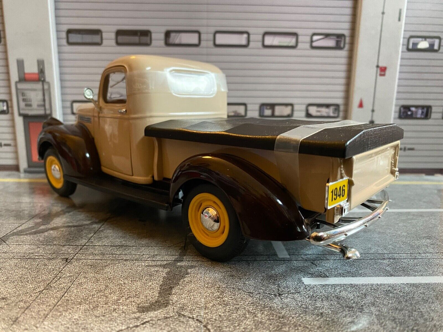 1946er Chevy Pick Up 80s Farbkombi im MacGyver TV-Serien-Style NEU 1:18 / 1:19