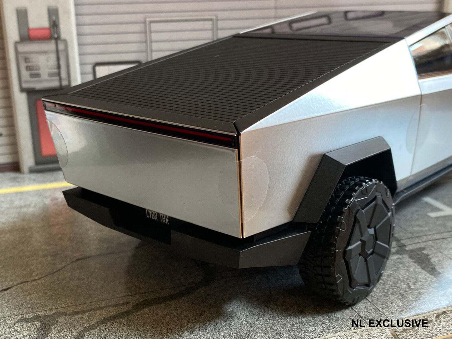 TESLA CYBERTRUCK + "DOG MODE" FIGURE ("HUNDE MODUS" FIGUR) NEU IN OVP NEW 1:18