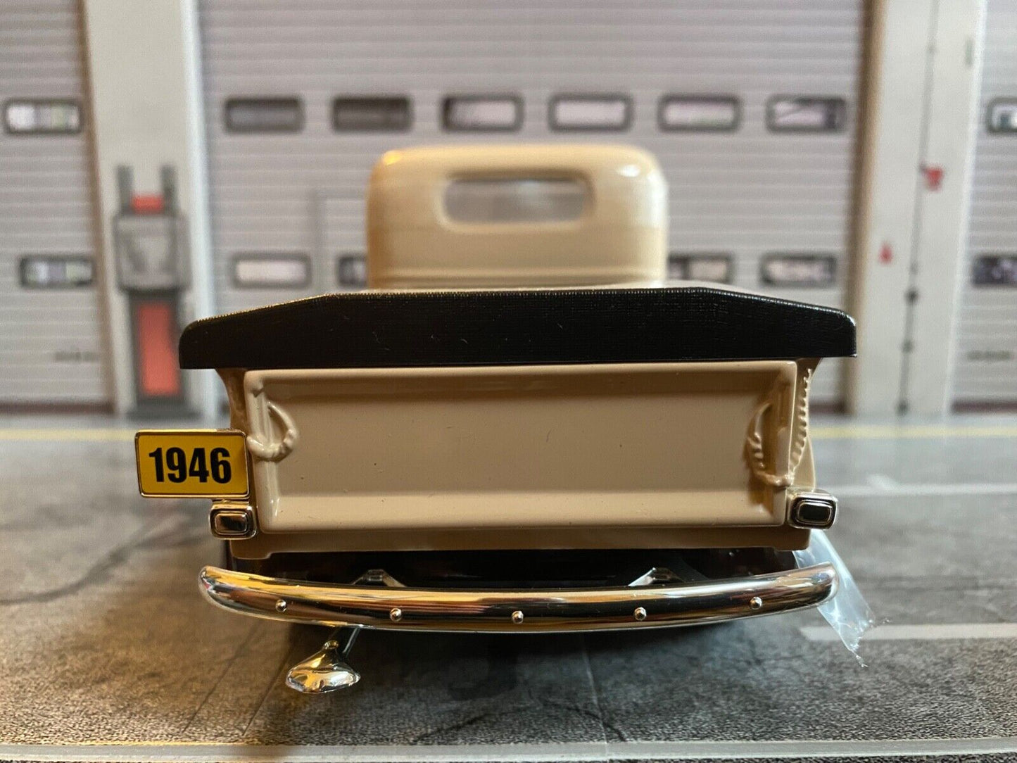 1946er Chevy Pick Up 80s Farbkombi im MacGyver TV-Serien-Style NEU 1:18 / 1:19