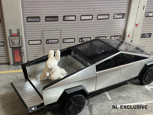 TESLA CYBERTRUCK + "DOG MODE" FIGURE ("HUNDE MODUS" FIGUR) NEU IN OVP NEW 1:18