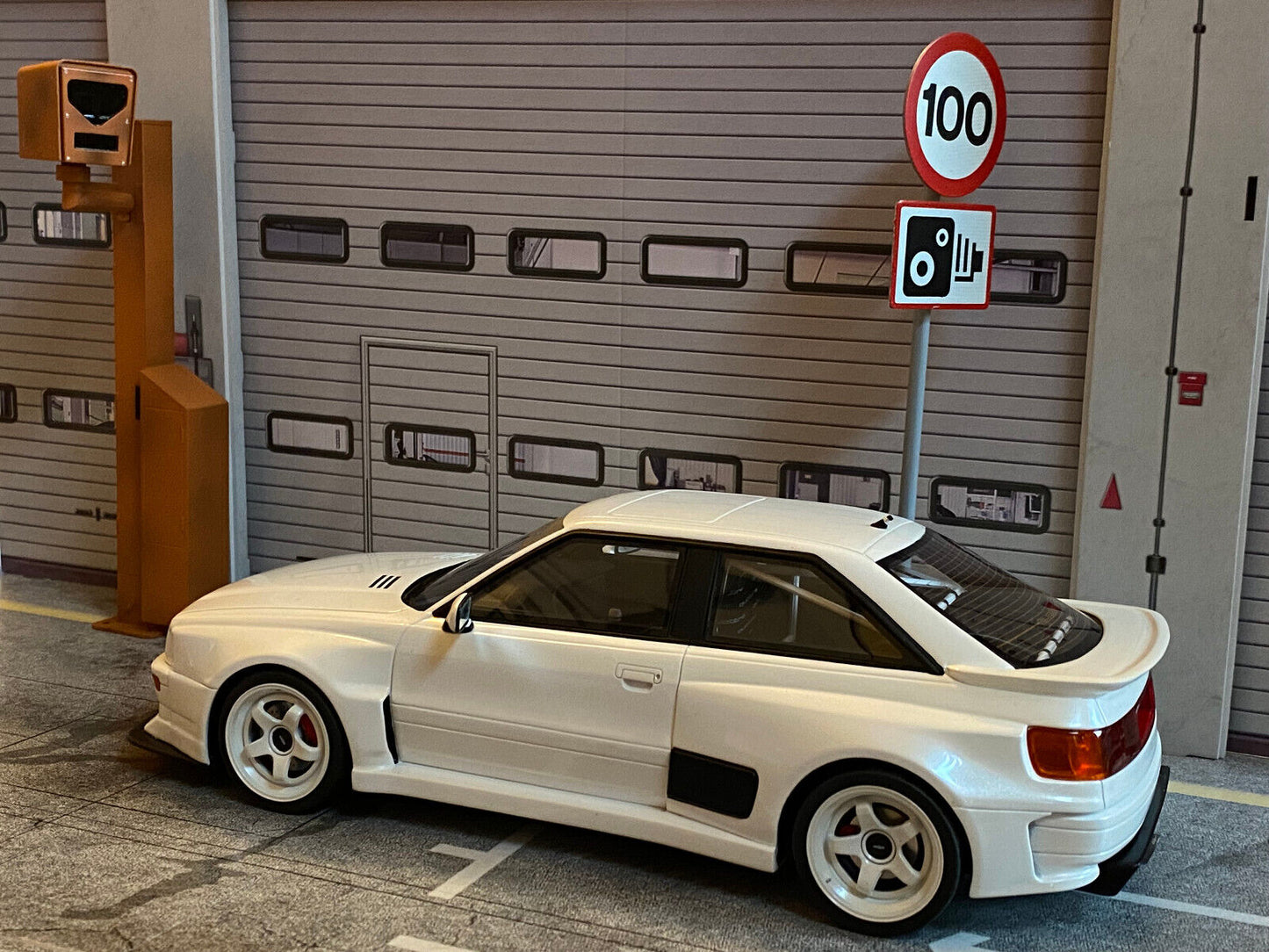 Radarfalle Blitzer Tempo 100 Verkehrsschild Radarkontrolle Metall Diorama Maßstab Neu OVP 1:18