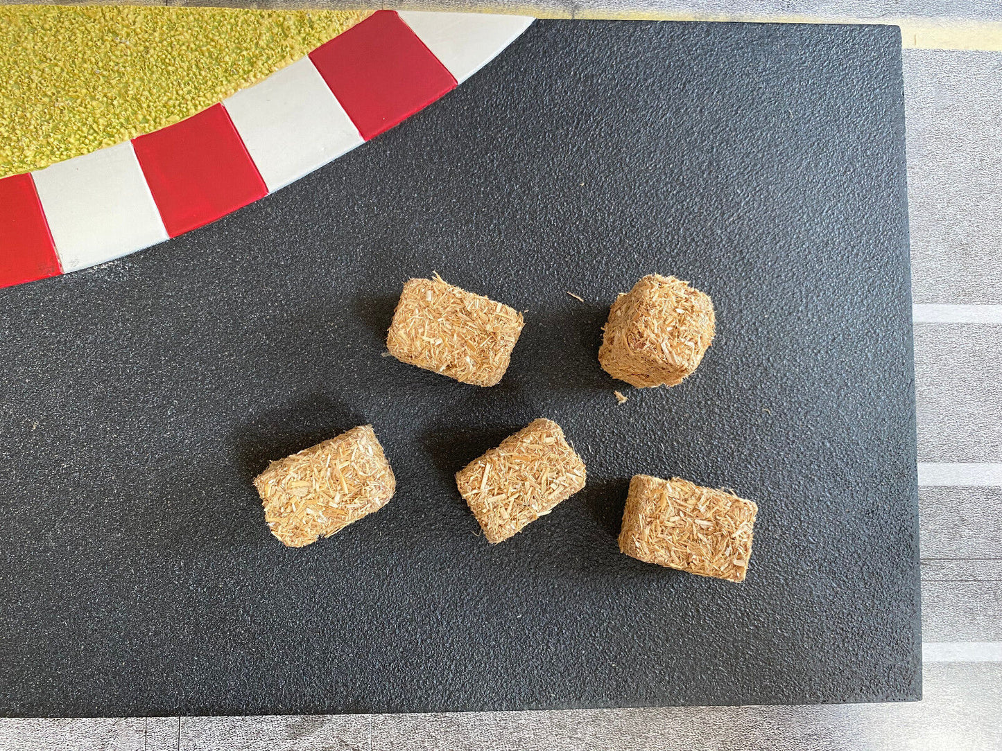 5 Strohballen für Rennstrecke DTM Rundstrecke Tourenwagen Diorama Maßstab 1:18