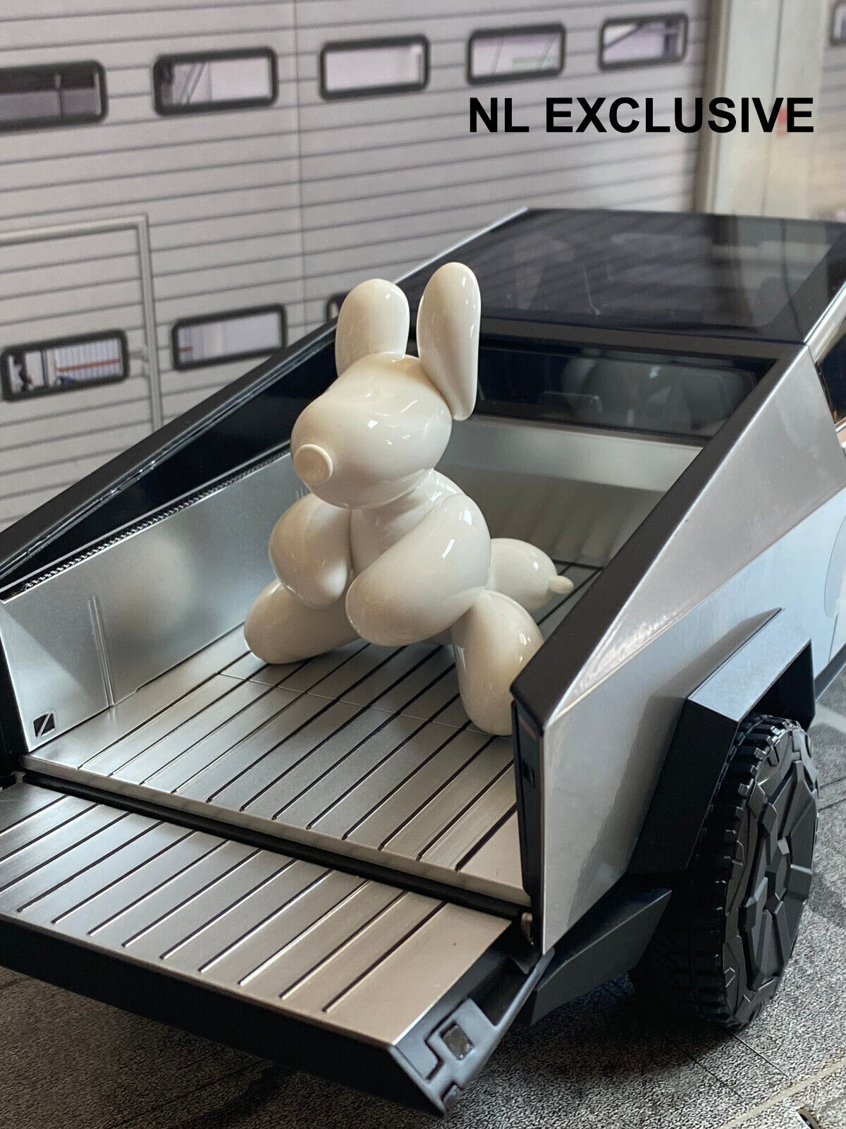 TESLA CYBERTRUCK + "DOG MODE" FIGURE ("HUNDE MODUS" FIGUR) NEU IN OVP NEW 1:18