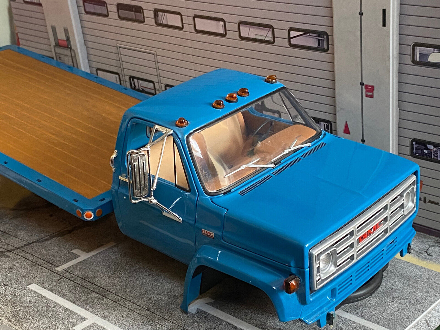 GMC 6000 (Chevrolet C65) Schrott Ersatzteile Flatbed Highway61 Diorama 1:16 1:18