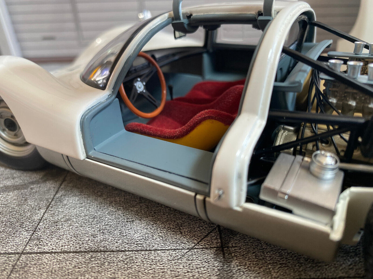 Porsche 906 Carrera 6 Straßenversion weiß WAP0210100C Dealer Neu in OVP 1:18