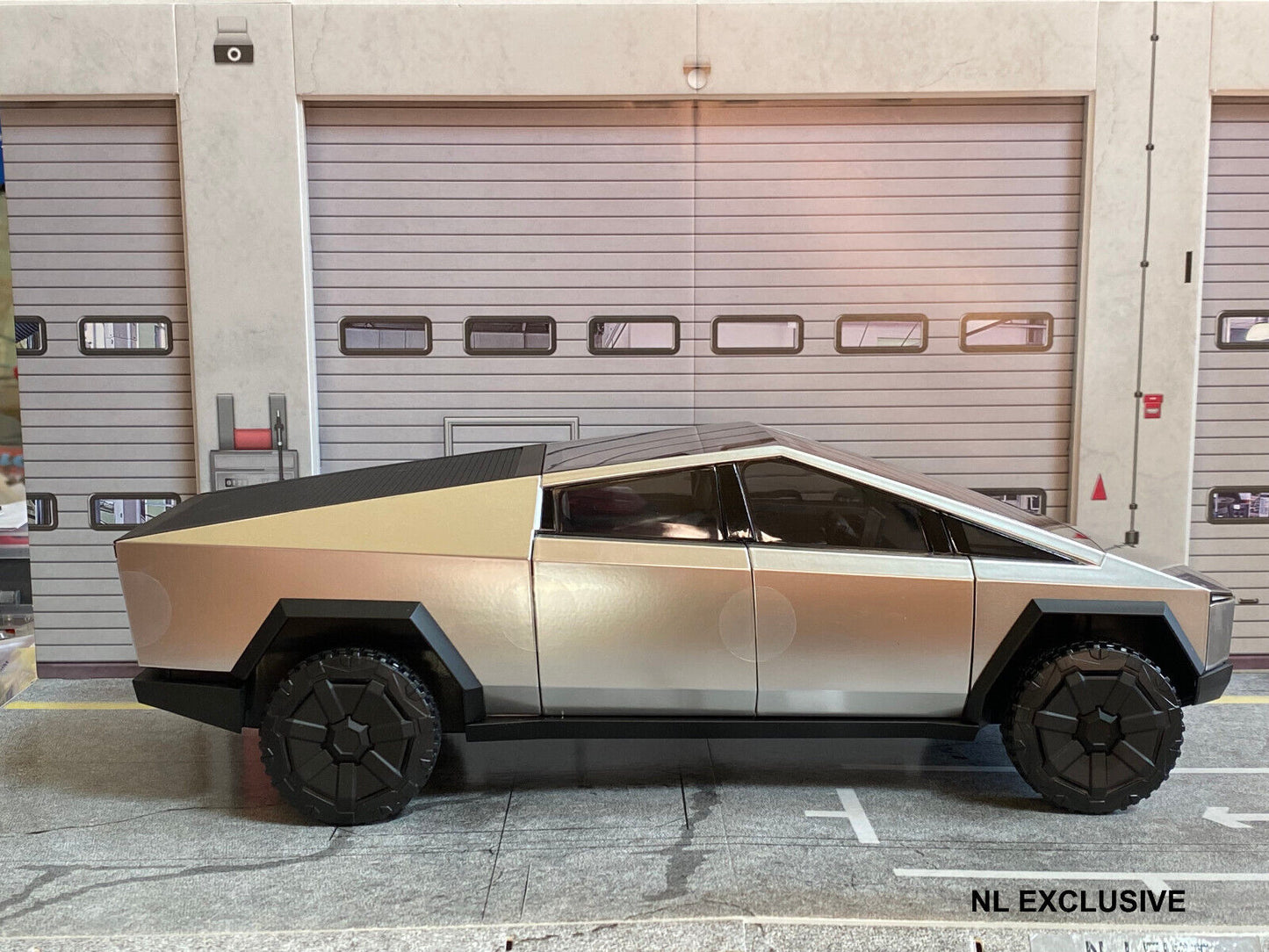 TESLA CYBERTRUCK + "DOG MODE" FIGURE ("HUNDE MODUS" FIGUR) NEU IN OVP NEW 1:18