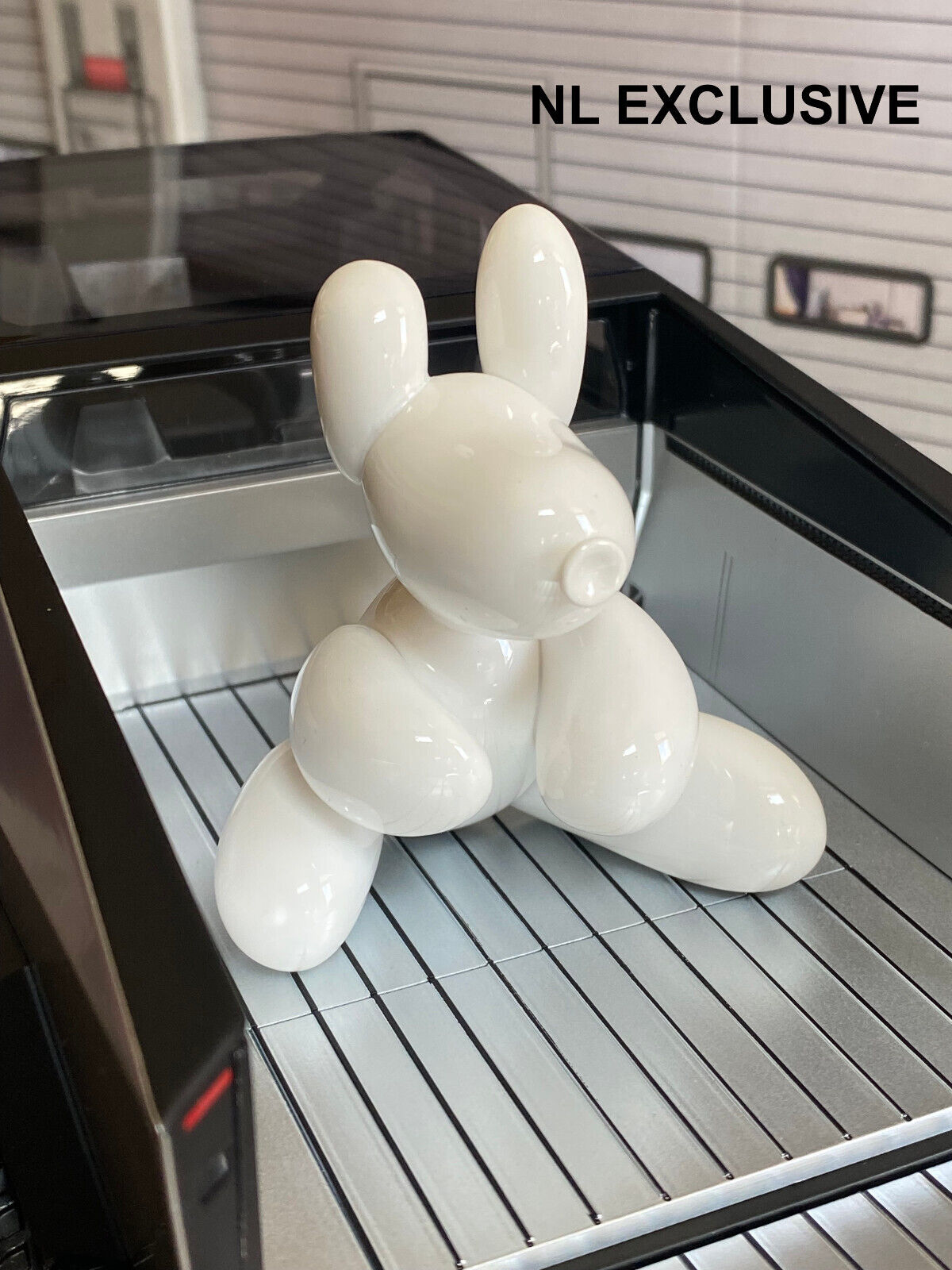 TESLA CYBERTRUCK + "DOG MODE" FIGURE ("HUNDE MODUS" FIGUR) NEU IN OVP NEW 1:18