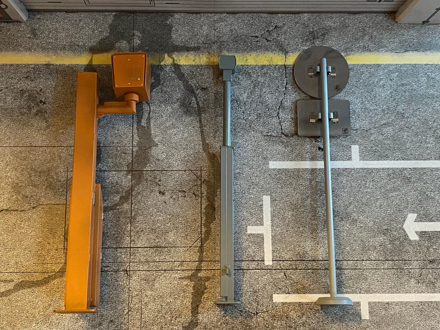 Radarfalle Blitzer Tempo 100 Verkehrsschild Radarkontrolle Metall Diorama Maßstab Neu OVP 1:18