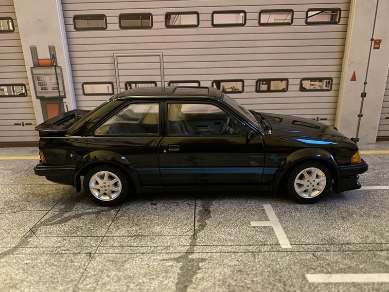 Ford Escort RS Turbo von Prinzessin Diana Lady Di mit korrekten Kennzeichen 1:18