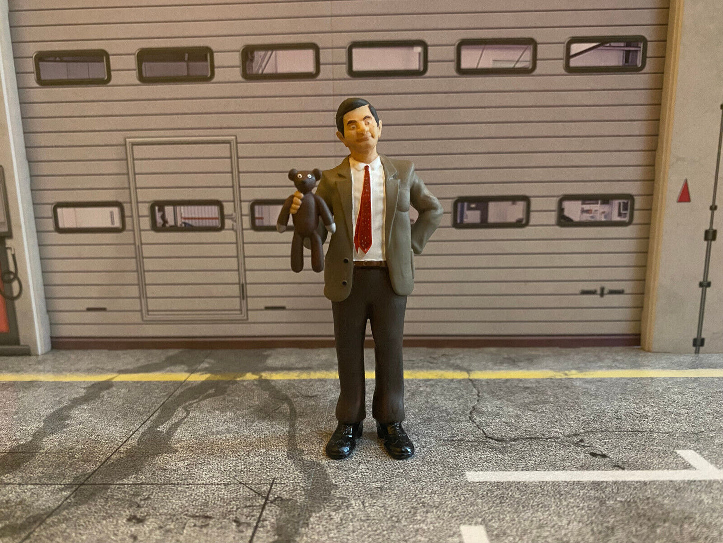 Mr. Bean Figur mit Teddybär Neu Mr. Bean Figure with Teddy Bear new Scale 1:18