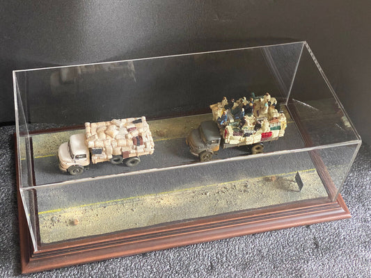 2x Mercedes Benz LA911 "Tenere" B66040522 & "Sahara" B66042527 Premium ClassiXXs + Diorama-Vitrine 1:43