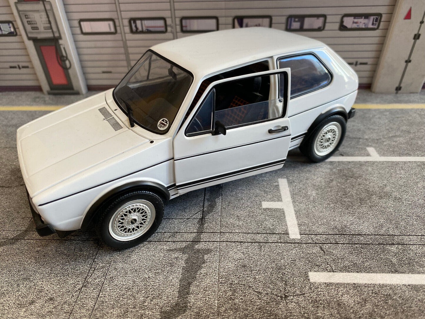 VW Golf 1 GTI (Typ 17) mit BBS Felgen Räder dreh-u.lenkbar Tuning Diorama 1:18