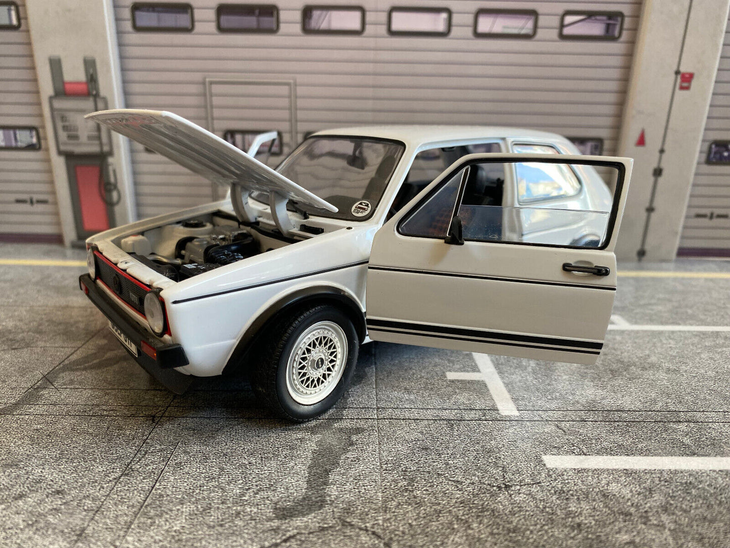 VW Golf 1 GTI (Typ 17) mit BBS Felgen Räder dreh-u.lenkbar Tuning Diorama 1:18