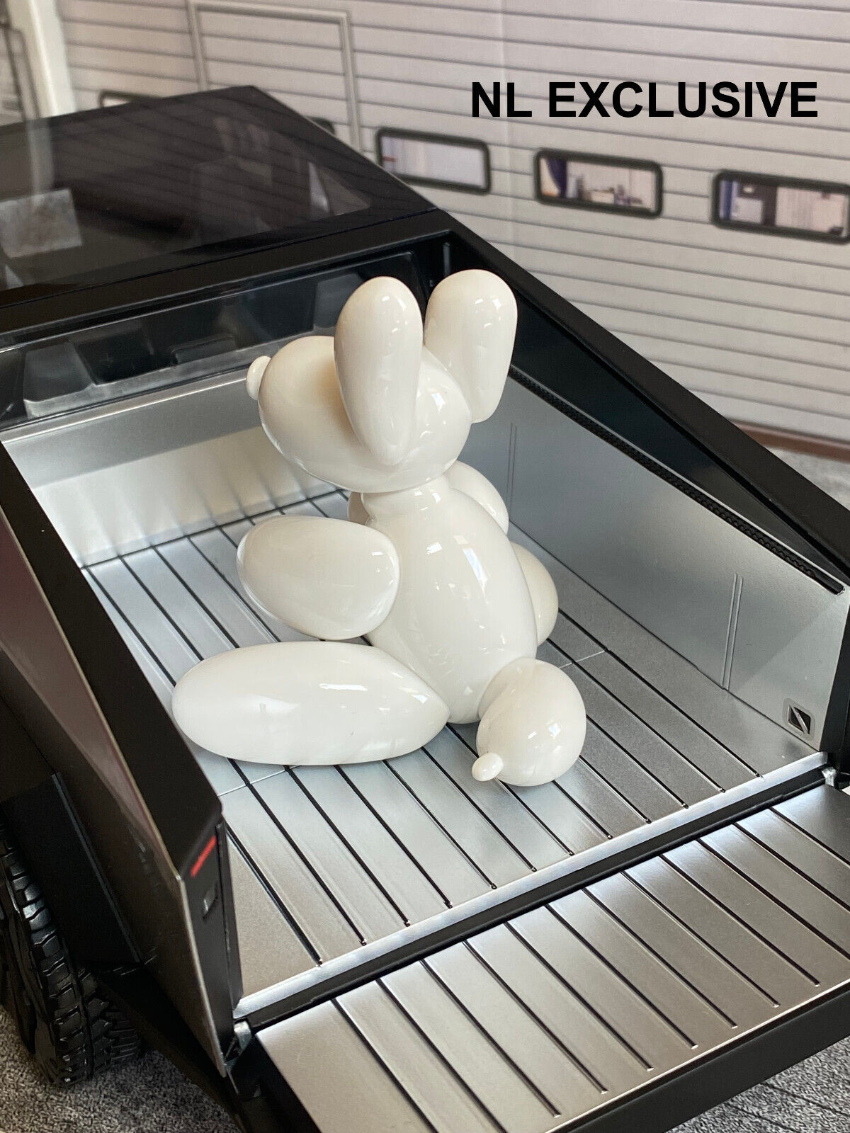 TESLA CYBERTRUCK + "DOG MODE" FIGURE ("HUNDE MODUS" FIGUR) NEU IN OVP NEW 1:18