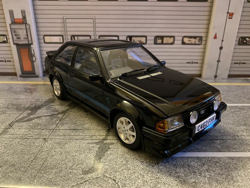 Ford Escort RS Turbo von Prinzessin Diana Lady Di mit korrekten Kennzeichen 1:18