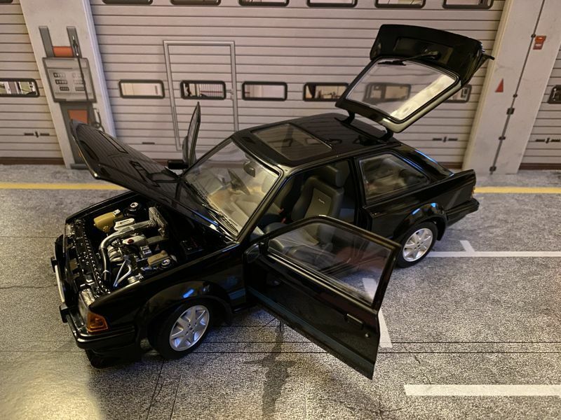 Ford Escort RS Turbo von Prinzessin Diana Lady Di mit korrekten Kennzeichen 1:18