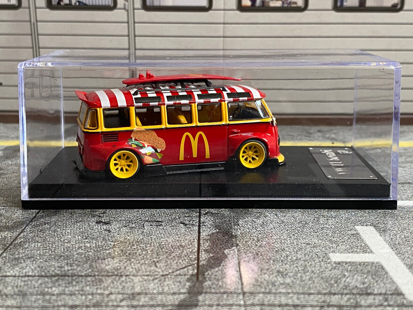 VW Bus T1 Samba Breitbau Widebody mit Surfbrett McDonalds Burger Neu new 1:64