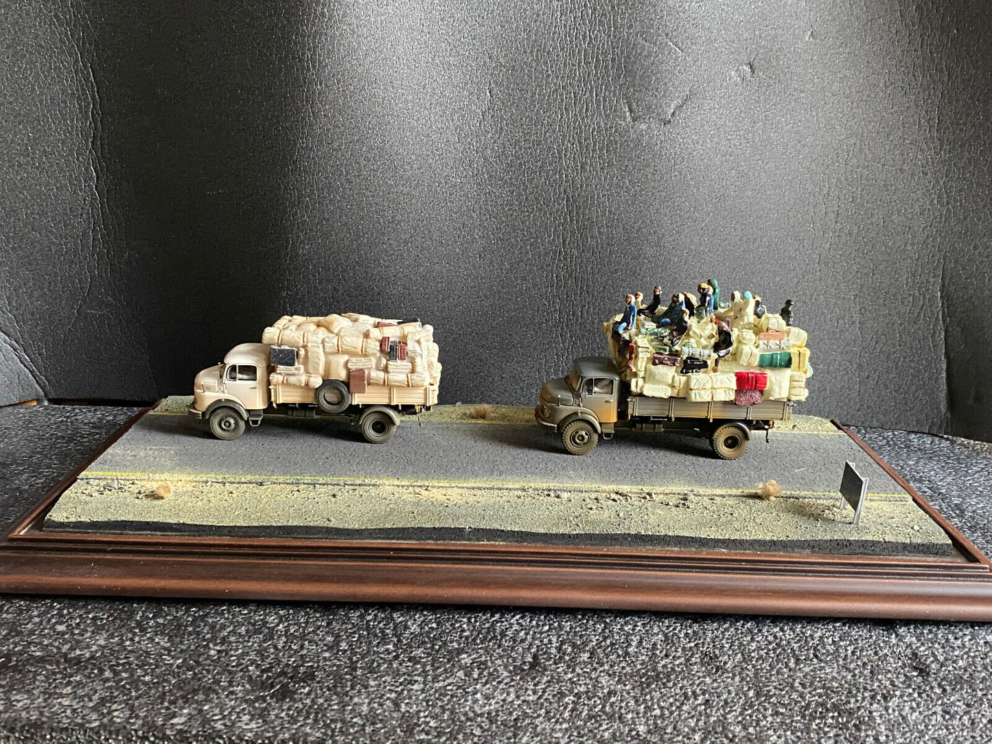 2x Mercedes Benz LA911 "Tenere" B66040522 & "Sahara" B66042527 Premium ClassiXXs + Diorama-Vitrine 1:43