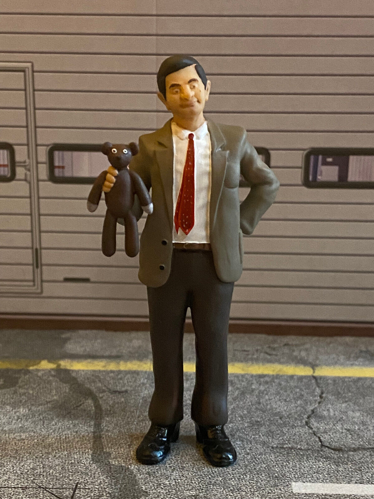 Mr. Bean Figur mit Teddybär Neu Mr. Bean Figure with Teddy Bear new Scale 1:18