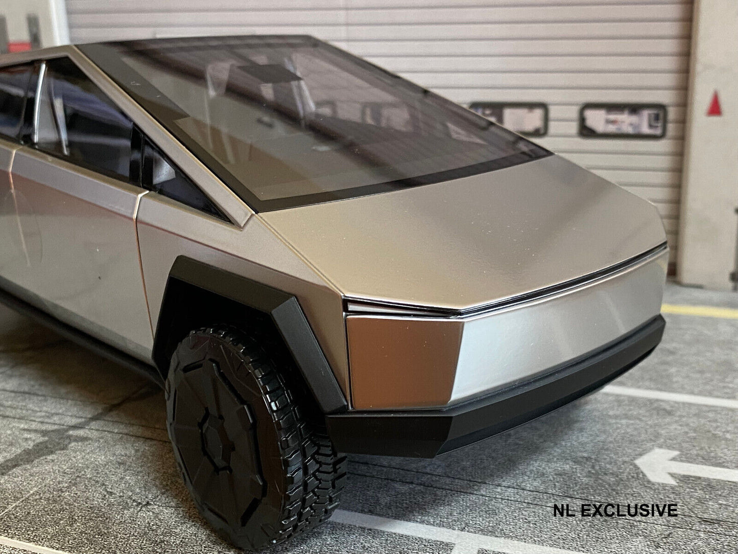 TESLA CYBERTRUCK + "DOG MODE" FIGURE ("HUNDE MODUS" FIGUR) NEU IN OVP NEW 1:18