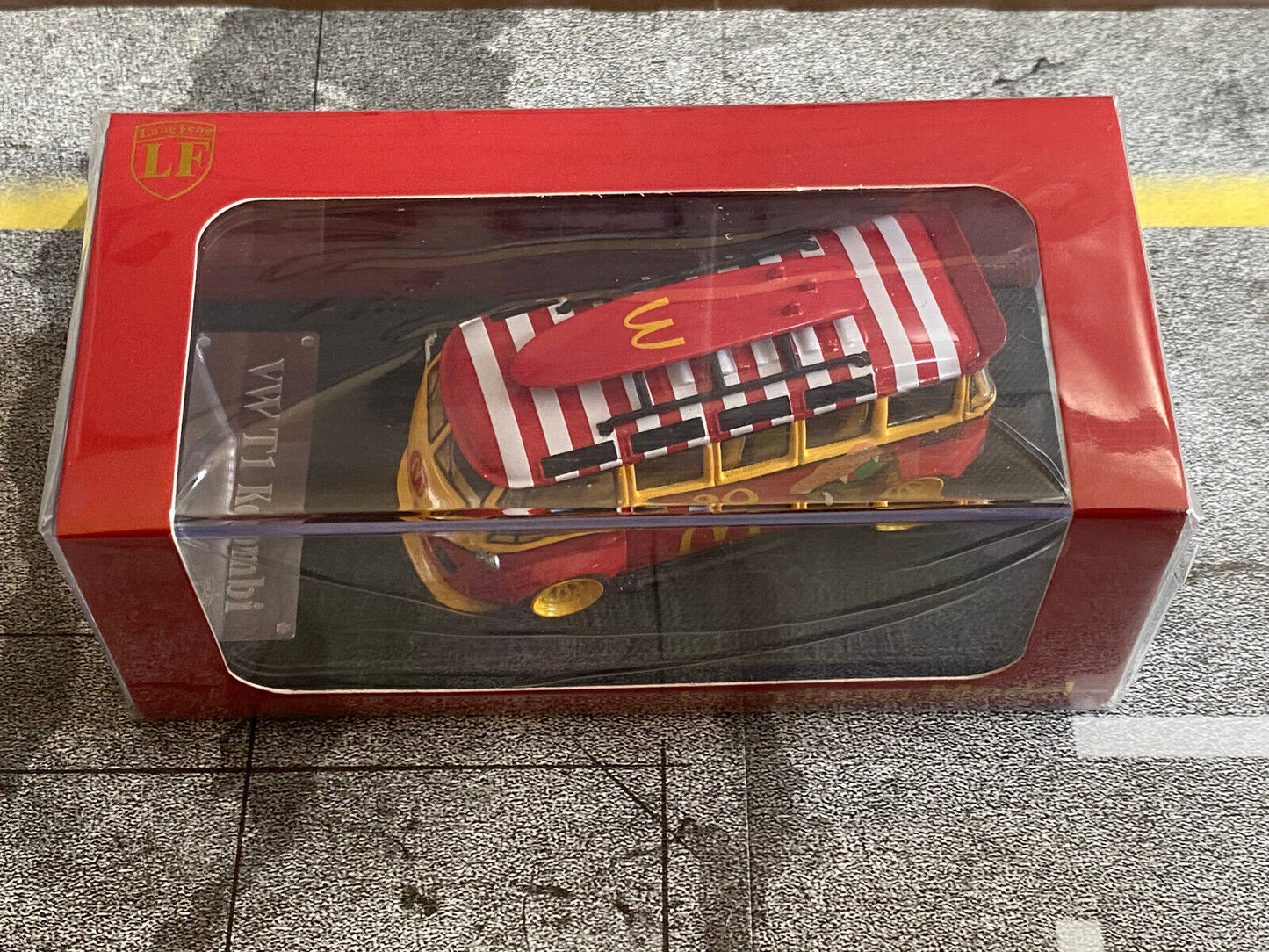 VW Bus T1 Samba Breitbau Widebody mit Surfbrett McDonalds Burger Neu new 1:64