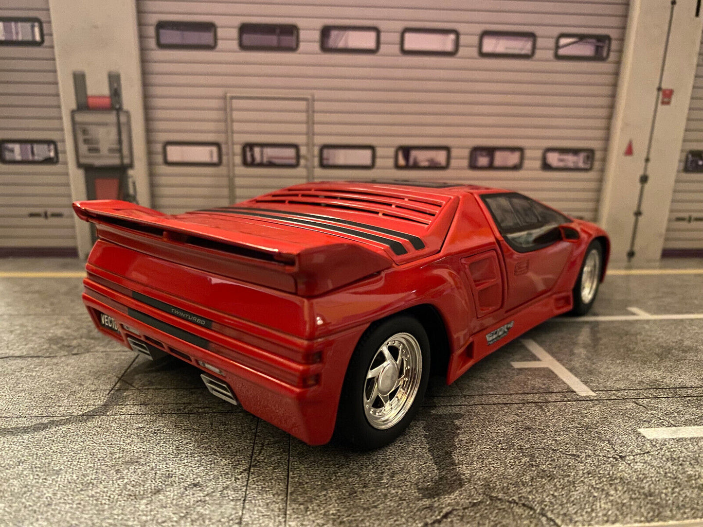 Vector Twin Turbo W8 aus dem Film "Die Wiege der Sonne" (Rising Sun) Ricko 1:18