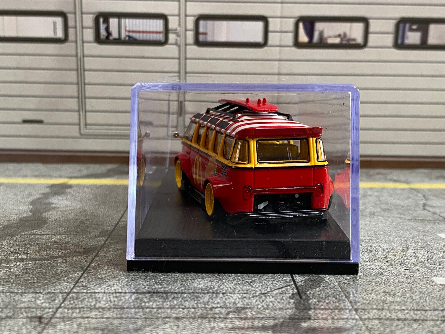 VW Bus T1 Samba Breitbau Widebody mit Surfbrett McDonalds Burger Neu new 1:64
