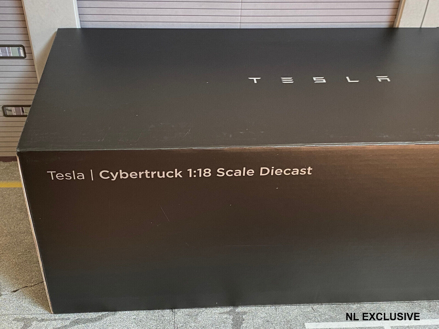 TESLA CYBERTRUCK + "DOG MODE" FIGURE ("HUNDE MODUS" FIGUR) NEU IN OVP NEW 1:18