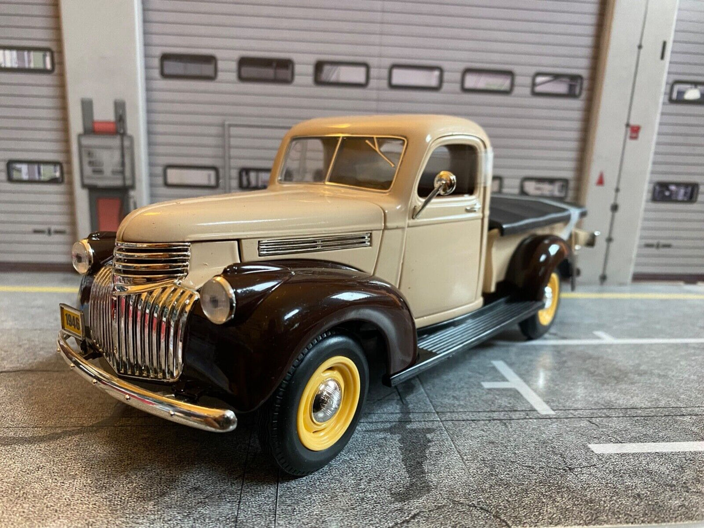 1946er Chevy Pick Up 80s Farbkombi im MacGyver TV-Serien-Style NEU 1:18 / 1:19