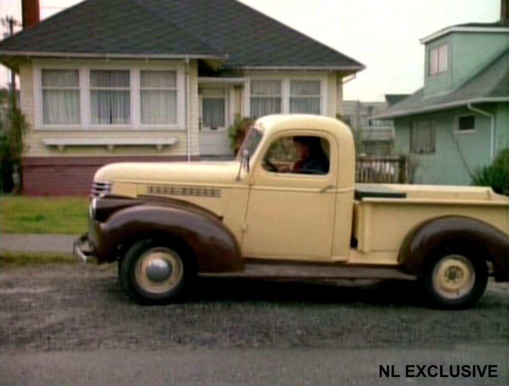 1946er Chevy Pick Up 80s Farbkombi im MacGyver TV-Serien-Style NEU 1:18 / 1:19
