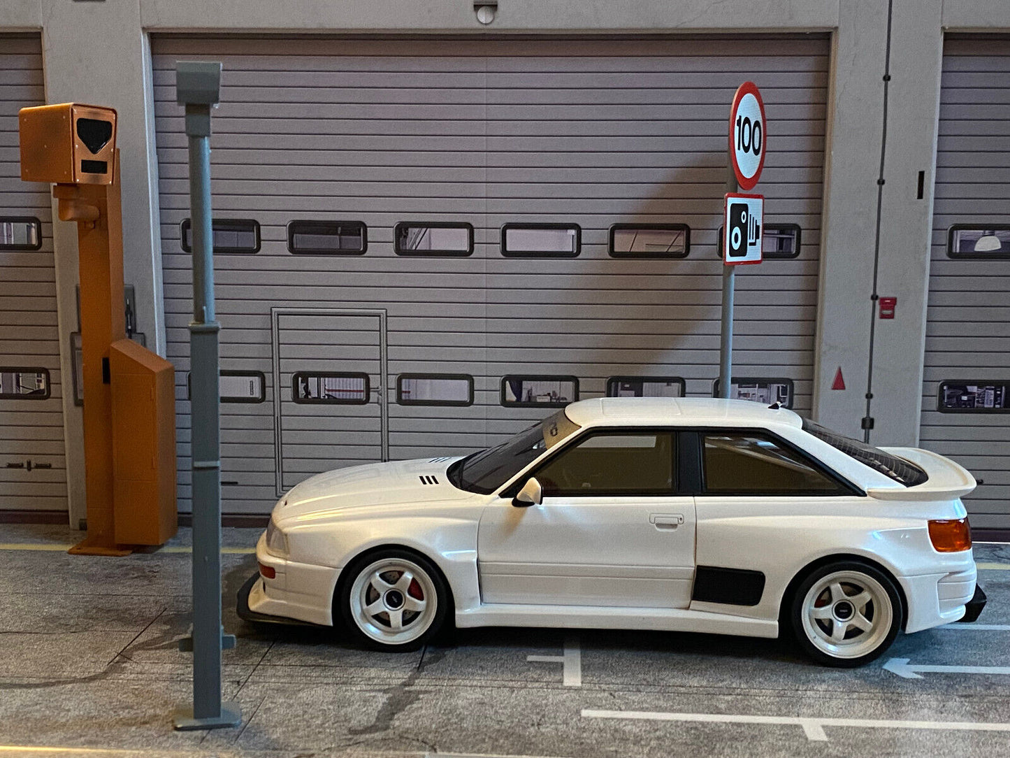 Radarfalle Blitzer Tempo 100 Verkehrsschild Radarkontrolle Metall Diorama Maßstab Neu OVP 1:18