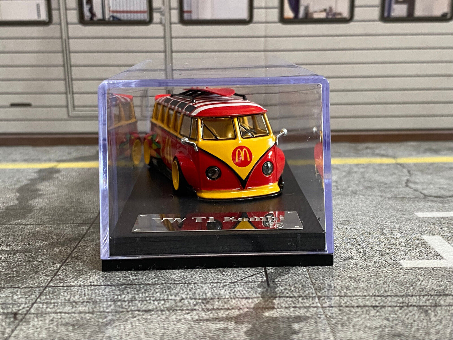 VW Bus T1 Samba Breitbau Widebody mit Surfbrett McDonalds Burger Neu new 1:64