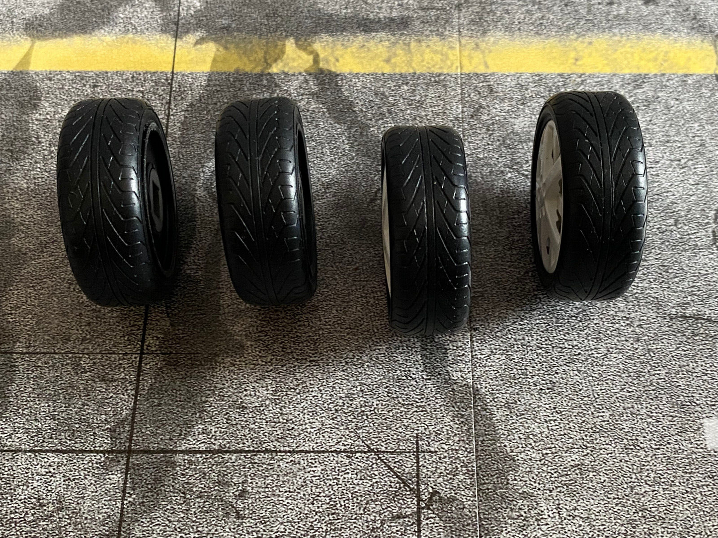 Kompletträder drehbar Felgen Räder Reifen Tuning Diorama Umbau 1:18