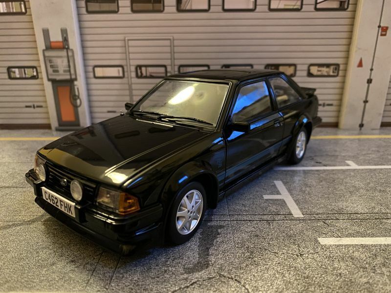 Ford Escort RS Turbo von Prinzessin Diana Lady Di mit korrekten Kennzeichen 1:18
