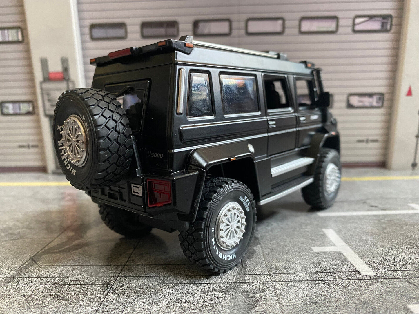 Mercedes Benz Unimog U5000 2012 U 5000 alles zu öffnen Metall Licht & Sound 1:24