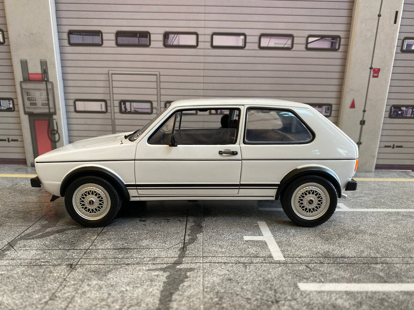 VW Golf 1 GTI (Typ 17) mit BBS Felgen Räder dreh-u.lenkbar Tuning Diorama 1:18
