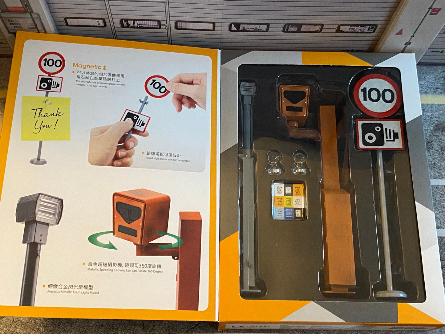 Radarfalle Blitzer Tempo 100 Verkehrsschild Radarkontrolle Metall Diorama Maßstab Neu OVP 1:18