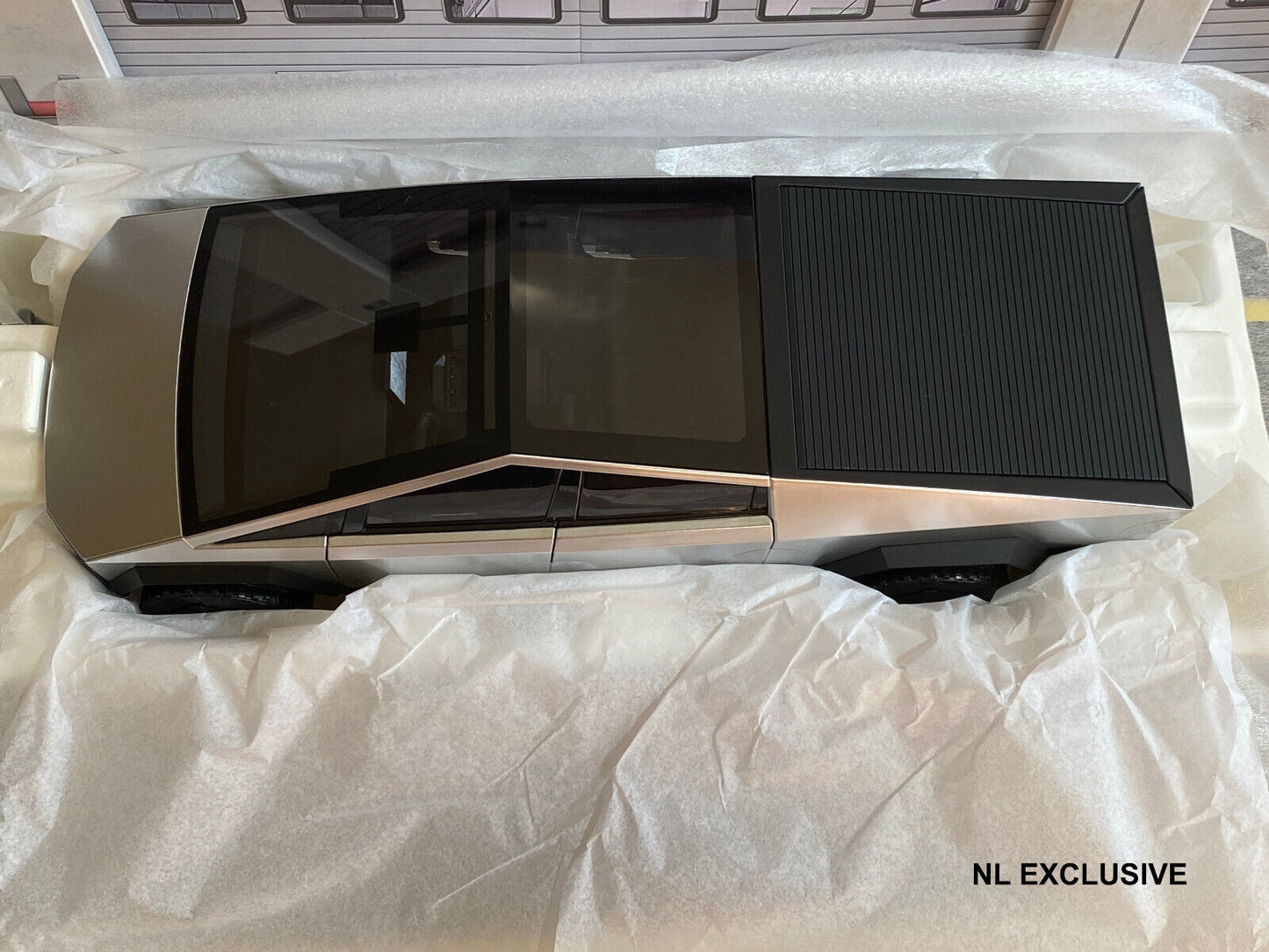 TESLA CYBERTRUCK + "DOG MODE" FIGURE ("HUNDE MODUS" FIGUR) NEU IN OVP NEW 1:18