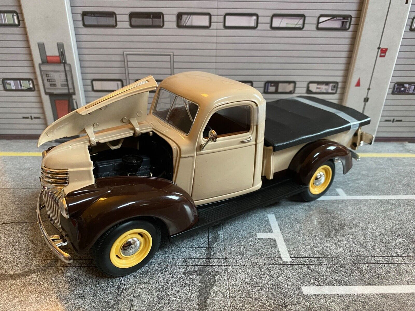 1946er Chevy Pick Up 80s Farbkombi im MacGyver TV-Serien-Style NEU 1:18 / 1:19