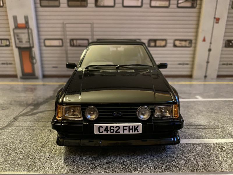 Ford Escort RS Turbo von Prinzessin Diana Lady Di mit korrekten Kennzeichen 1:18