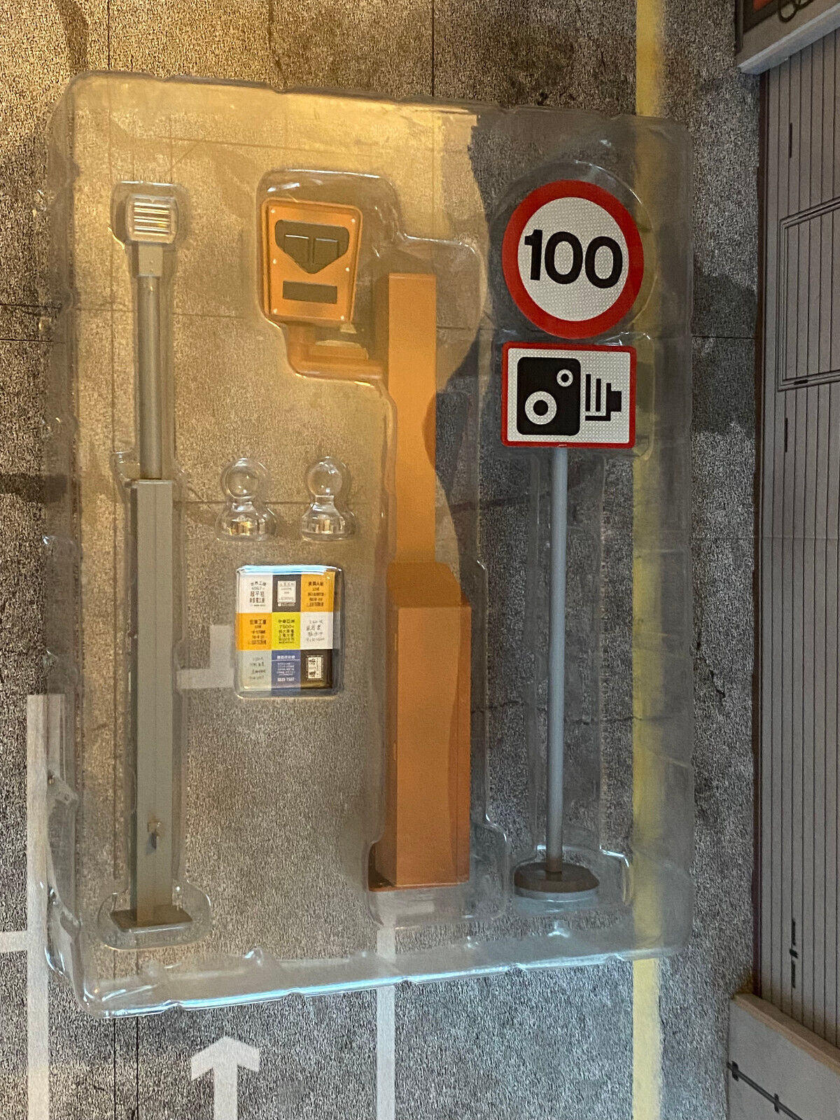 Radarfalle Blitzer Tempo 100 Verkehrsschild Radarkontrolle Metall Diorama Maßstab Neu OVP 1:18