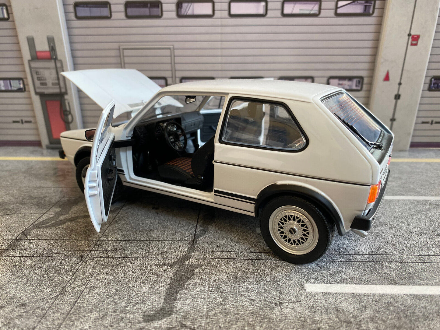 VW Golf 1 GTI (Typ 17) mit BBS Felgen Räder dreh-u.lenkbar Tuning Diorama 1:18