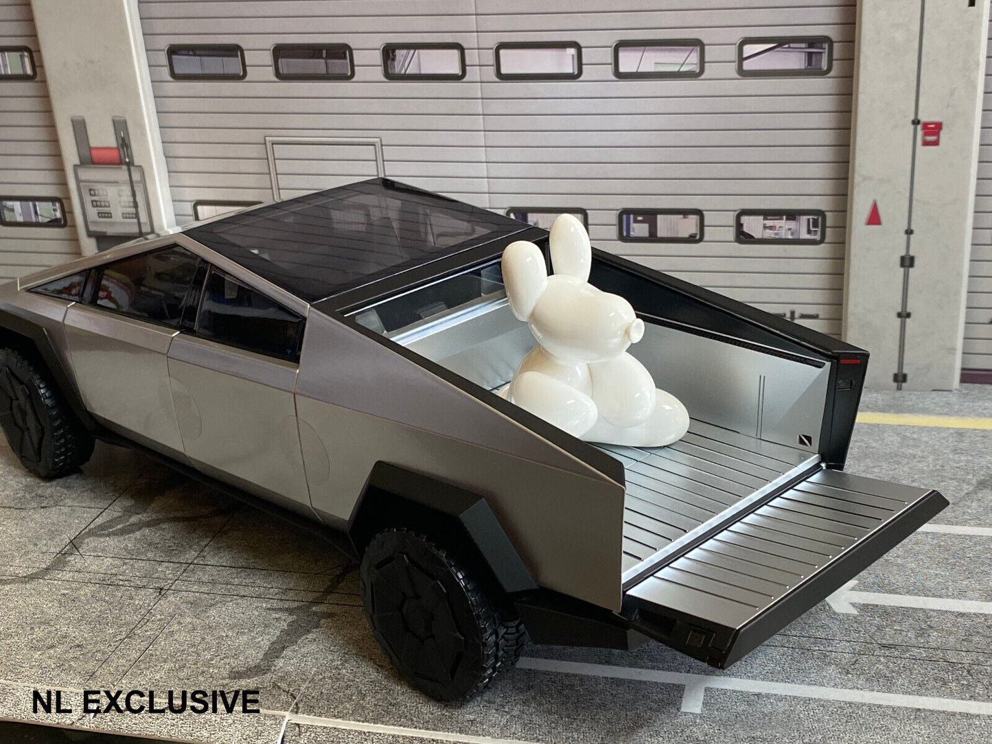 TESLA CYBERTRUCK + "DOG MODE" FIGURE ("HUNDE MODUS" FIGUR) NEU IN OVP NEW 1:18