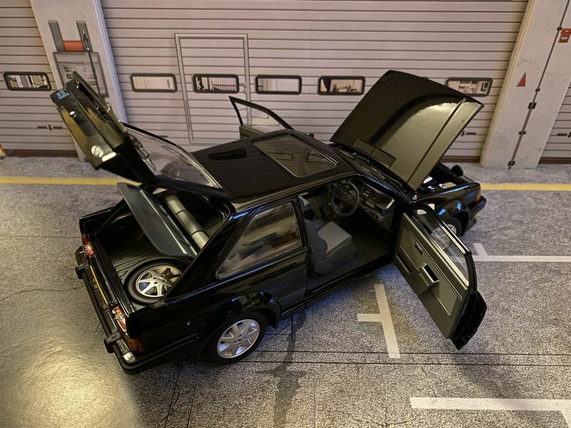 Ford Escort RS Turbo von Prinzessin Diana Lady Di mit korrekten Kennzeichen 1:18