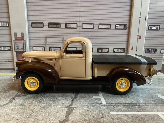 1946er Chevy Pick Up 80s Farbkombi im MacGyver TV-Serien-Style NEU 1:18 / 1:19