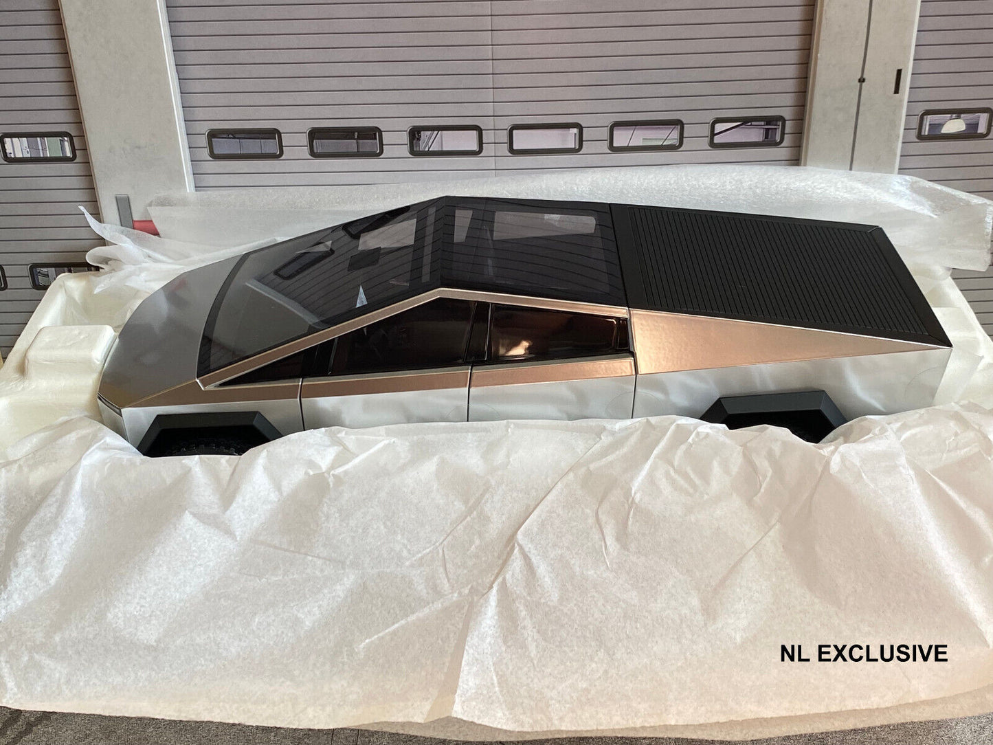 TESLA CYBERTRUCK + "DOG MODE" FIGURE ("HUNDE MODUS" FIGUR) NEU IN OVP NEW 1:18